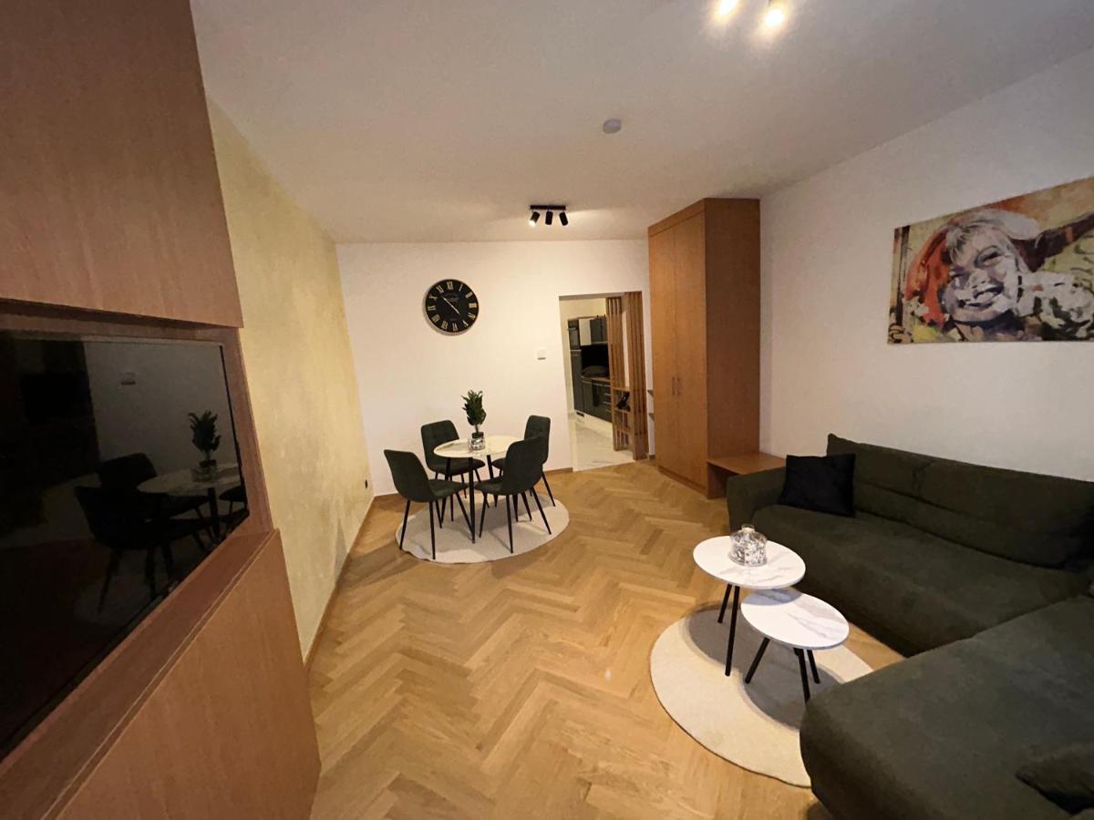 Deluxe Favoriten Apartament *